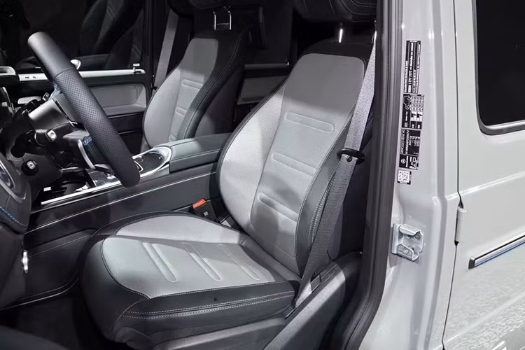 Ghế bọc da và 2 màn hình gối 11,6 inch nằm trên lưng ghế trước để phục vụ nhu cầu giải trí của hành khách phía sau. Hệ thống thông tin giải trí MBUX và kết nối Apple CarPlay/Android Auto cũng được trang bị cho xe. Nguồn cung cấp sức mạnh cho Mercedes-Benz G 580 là 2 mô-tơ điện có công suất tổng cộng 432 kW (khoảng 588 mã lực) và mô-men xoắn cực đại lên đến 1.164 Nm.