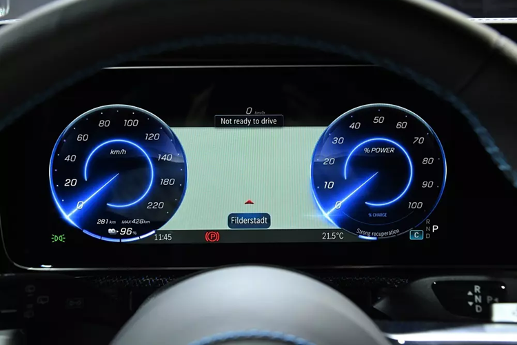 Điểm nhấn của phiên bản Edition One nằm ở màu sơn, logo riêng và bộ vành hợp kim 20 inch với thiết kế 10 chấu, sơn màu đen bóng. Gương chiếu hậu của xe tích hợp đèn chào mừng, chiếu dòng chữ "Stronger than time" và logo "G" xuống mặt đất. Thêm vào đó là các gói thiết kế ngoại thất AMG Line và Night Package.