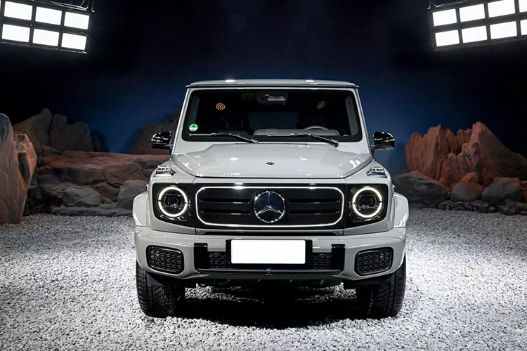 SUV điện Mercedes-Benz G 580 sở hữu kích thước dài x rộng x cao lần lượt là 4.624 x 1.931 x 1.986 mm và chiều dài cơ sở 2.890 mm. So với phiên bản máy xăng thông thường, mẫu SUV điện này ngắn hơn 253 mm, cao hơn 11 mm trong khi chiều rộng cũng như chiều dài cơ sở giống hệt.