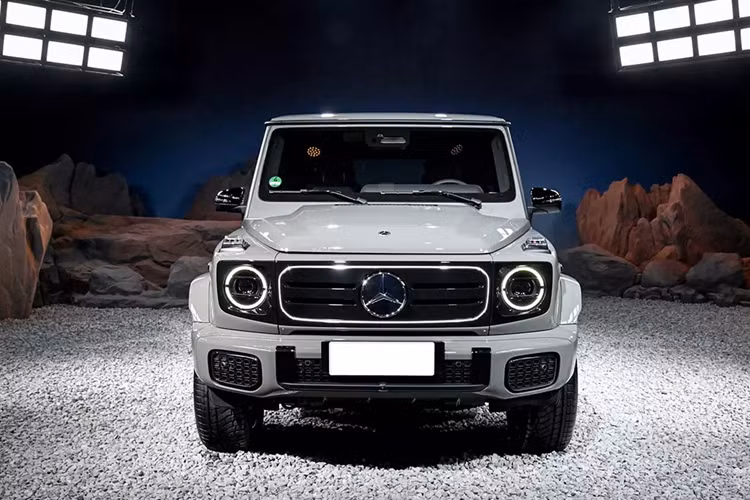 SUV điện Mercedes-Benz G 580 sở hữu kích thước dài x rộng x cao lần lượt là 4.624 x 1.931 x 1.986 mm và chiều dài cơ sở 2.890 mm. So với phiên bản máy xăng thông thường, mẫu SUV điện này ngắn hơn 253 mm, cao hơn 11 mm trong khi chiều rộng cũng như chiều dài cơ sở giống hệt.