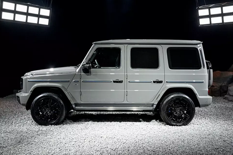 Như vậy, thương hiệu ngôi sao 3 cánh không sử dụng cái tên EQG như dự đoán để gọi phiên bản thuần điện của G-Class. Đồng thời, đây cũng là mẫu xe điện đầu tiên của Mercedes-Benz không dùng cái tên EQ quen thuộc.