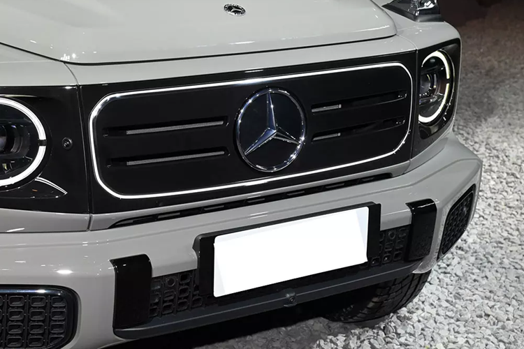 Tuy là ô ô điện nhưng Mercedes-Benz G 580 có ngoại hình tổng thể không khác biệt nhiều so với phiên bản máy xăng thông thường. Xe vẫn giữ lại được vẻ ngoài vuông vức và khỏe khoắn đặc trưng của dòng Mercedes-Benz G-Class. Đồng thời, Mercedes-Benz G 580 có ngoại hình khá trung thành với mẫu xe concept EQG từng ra mắt vào năm 2021.