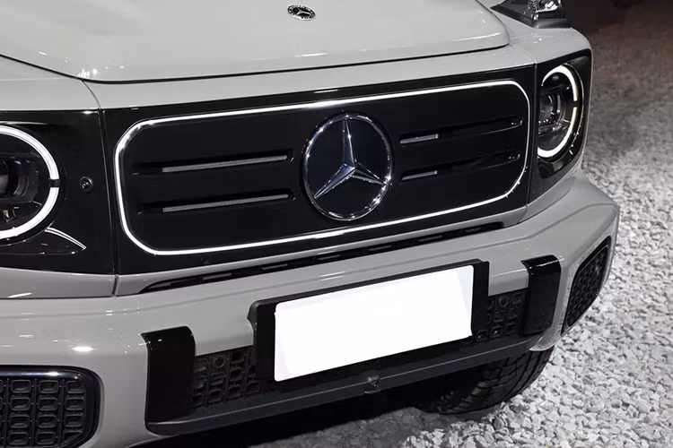 Tuy là ô ô điện nhưng Mercedes-Benz G 580 có ngoại hình tổng thể không khác biệt nhiều so với phiên bản máy xăng thông thường. Xe vẫn giữ lại được vẻ ngoài vuông vức và khỏe khoắn đặc trưng của dòng Mercedes-Benz G-Class. Đồng thời, Mercedes-Benz G 580 có ngoại hình khá trung thành với mẫu xe concept EQG từng ra mắt vào năm 2021.