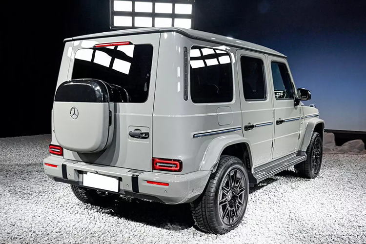 Người lái có thể kích hoạt công nghệ này qua lẫy phía sau vô lăng. Trong khi đó, tính năng G-Steering sẽ giúp giảm bán kính vòng quay của xe khi chạy off-road. Tính năng off-road thông minh 3 tốc độ đóng vai trò như hệ thống kiểm soát hành trình ở tốc độ thấp và hệ thống giả lập âm thanh động cơ G-Roar cũng được trang bị cho mẫu SUV điện này.