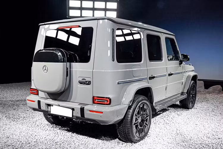 Người lái có thể kích hoạt công nghệ này qua lẫy phía sau vô lăng. Trong khi đó, tính năng G-Steering sẽ giúp giảm bán kính vòng quay của xe khi chạy off-road. Tính năng off-road thông minh 3 tốc độ đóng vai trò như hệ thống kiểm soát hành trình ở tốc độ thấp và hệ thống giả lập âm thanh động cơ G-Roar cũng được trang bị cho mẫu SUV điện này.