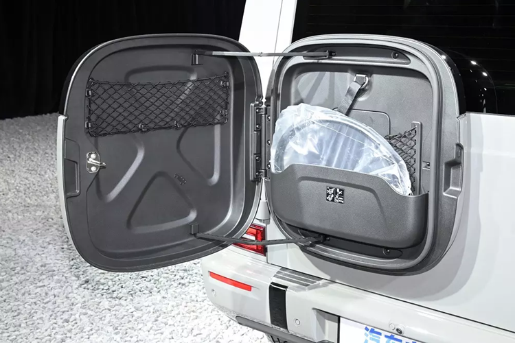 Tất nhiên, Mercedes-Benz G 580 cũng có một số chi tiết ngoại thất thay đổi so với phiên bản máy xăng. Có thể thấy rõ điều này qua khu vực đầu xe với lưới tản nhiệt màu đen bóng, được bao quanh bằng dải đèn mỏng. Tiếp theo đó là bộ vành hợp kim với đường kính 18 inch và đi kèm lốp 265/50 R18.