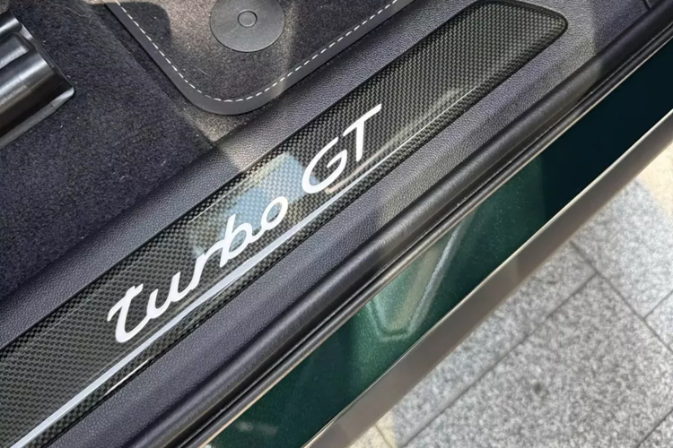 Sức hấp dẫn của xe Cayenne Turbo GT 2022 để biến nó thành chiếc SUV nhanh nhất trong lịch sử Porsche chính là khối động cơ đầy mạnh mẽ V8, dung tích 4.0 lít, tăng áp kép sản sinh công suất tối đa lên đến 631 mã lực và mô-men xoắn cực đại 850 Nm.