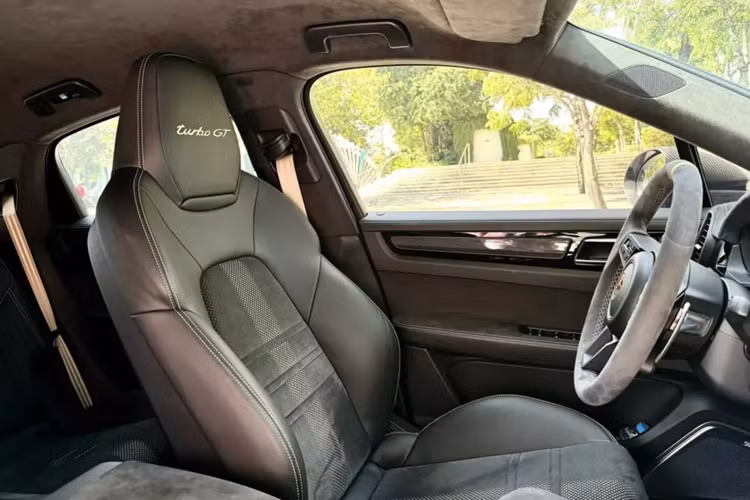 Mức giá xe Porsche Cayenne Turbo GT này còn cao hơn cả giá xe mới, tất nhiên, nó có lý do đằng sau đó, vì giá này đã bao gồm các tùy chọn cũng như lệ phí trước bạ 10%, người mua hiện tại chỉ cần đóng 2% để sang tên. Ngoại thất xe sơn màu xanh lục bảo đẹp mắt cùng nhiều chi tiết bằng carbon.