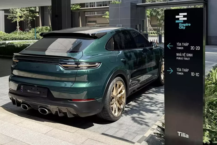 So sánh nhẹ sẽ thấy Porsche Cayenne Turbo GT mạnh hơn bản Turbo đến 100 mã lực và nếu so với bản tiêu chuẩn được trang bị động cơ V6, 3.0 lít, tăng áp cho công suất tối đa chỉ 335 mã lực con số chênh lệch gần 300 mã lực.