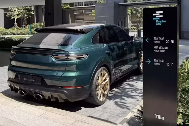 So sánh nhẹ sẽ thấy Porsche Cayenne Turbo GT mạnh hơn bản Turbo đến 100 mã lực và nếu so với bản tiêu chuẩn được trang bị động cơ V6, 3.0 lít, tăng áp cho công suất tối đa chỉ 335 mã lực con số chênh lệch gần 300 mã lực.