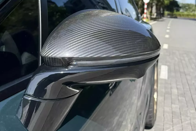 Chiếc xe Porsche Cayenne Turbo GT này thuộc đời 2022, xe đã chạy được hơn 1.300 km nhưng đã được chủ xe bán lại, cho 1 người hay mua bán xe Porsche cũ ở TP HCM. Mức giá bán lại hiện nay của chiếc xe SUV hiệu suất cao Porsche Cayenne Turbo GT là 12,8 tỷ đồng.