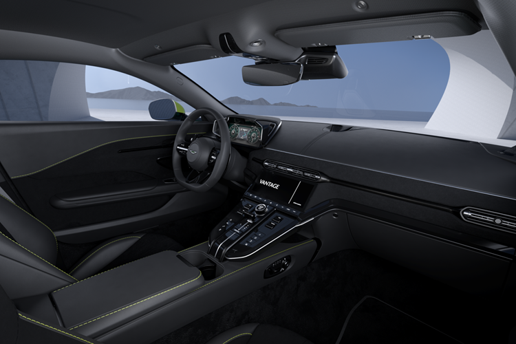 Động cơ V8 tăng áp kép 4.0 lít của nó đã được điều chỉnh để sản sinh công suất 656 mã lực và mô-men xoắn 590 lb-ft, cho phép đạt tốc độ tối đa 202 dặm/giờ. Đó là lãnh thổ siêu xe thực sự, và khả năng tăng tốc từ 0-60 dặm/giờ trong 3,4 giây cũng không phải là điều đáng chê trách.