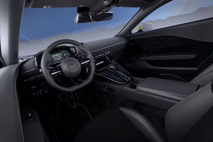 Q by Aston Martin cũng đã hoàn thiện các khu vực thân xe dưới và trên bằng màu đen bóng, trong khi bánh xe 21 inch được sơn màu Satin Black, có lẽ là để giúp che đi bụi phanh có thể tích tụ trên đường đua. Tuy nhiên, mặc dù có vẻ ngoài hấp dẫn, nhưng không có thay đổi nào về mặt cơ khí.