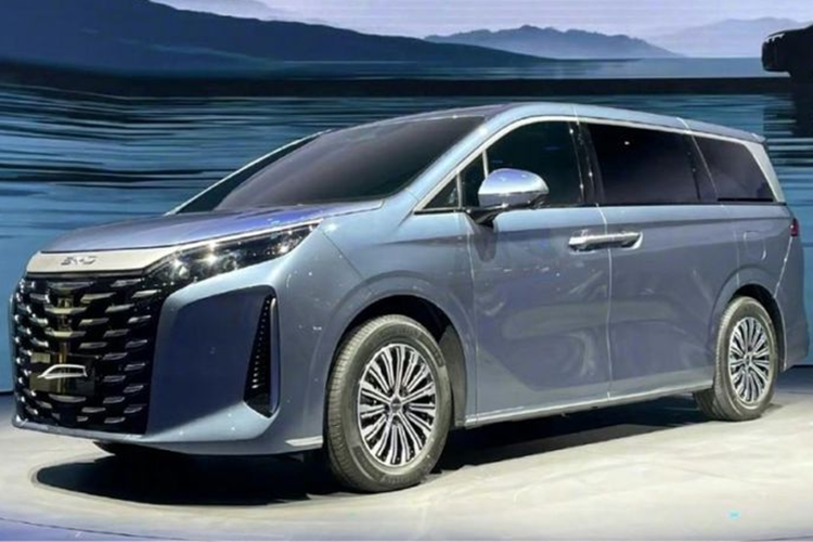 BYD mới đây đã tiếp tục mở rộng dải sản phẩm của thương hiệu với mẫu MPV mang tên BYD Xia. Đây là mẫu BYD Xia hybrid 2024 mới có kích thước ngang ngửa Toyota Alphard, sở hữu hệ thống truyền động PHEV. Xe dự kiến sẽ được tung ra thị trường trong năm nay với giá khởi điểm 300.000 nhân dân tệ (khoảng 1,05 tỷ đồng).