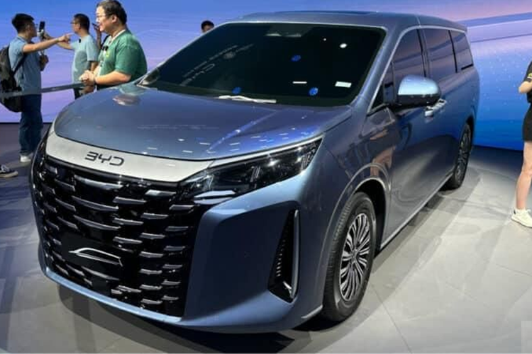 Thiết kế của mẫu xe MPV BYD Xia khá giống với Denza D9. Điều này được thể hiện rõ nhất ở khu vực đầu xe với lưới tản nhiệt hình thang khổng lồ đi kèm họa tiết hình con thoi mạ crom. Nối liền với đó là cặp đèn pha mang thiết kế đặc trưng của BYD.