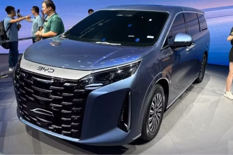 Thiết kế của mẫu xe MPV BYD Xia khá giống với Denza D9. Điều này được thể hiện rõ nhất ở khu vực đầu xe với lưới tản nhiệt hình thang khổng lồ đi kèm họa tiết hình con thoi mạ crom. Nối liền với đó là cặp đèn pha mang thiết kế đặc trưng của BYD.