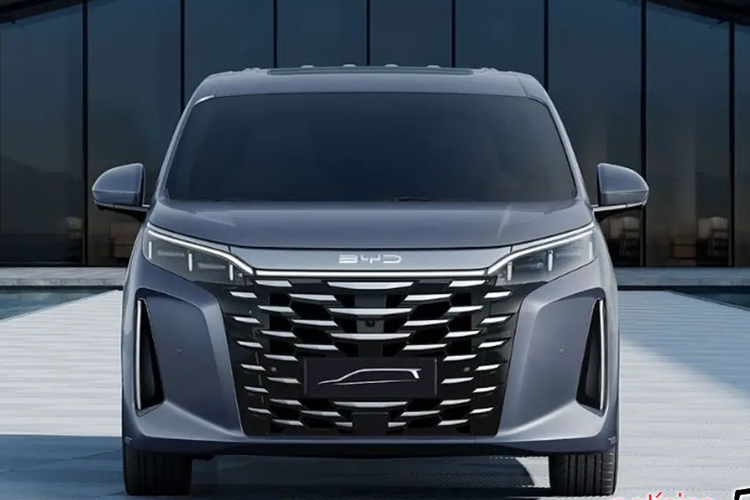 Mẫu MPV này cũng được tích hợp công nghệ kiểm soát thân xe thông minh BYD DiSus-C, có khả năng điều chỉnh độ mềm của hệ thống treo tùy theo điều kiện vận hành. Công nghệ này cũng được hãng áp dụng với các mẫu xe BYD khác như Tang và Han. Còn các mẫu cao cấp nhất như Yangwang U8 hay Denza N7 được trang bị hệ thống DiSus-P.