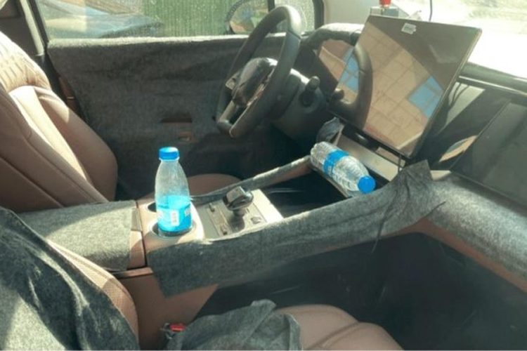 Để so sánh, mẫu MPV Kia Carnival có số đo dài x rộng x cao tương ứng là 5.155/1.995/1.775 mm, đi kèm chiều dài cơ sở 3.090 mm. Không gian nội thất của BYD Xia được bố trí 3 hàng ghế với cấu hình 2+2+3.