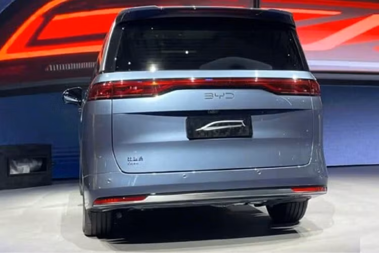 Về hệ truyền động, BYD Xia sẽ sử dụng hệ truyền động hybrid DM thế hệ thứ 5. Nhiều khả năng xe sẽ được trang bị động cơ BYD472ZQB 1.5 lít tăng áp với công suất tối đa 115 kW (154 mã lực), kết hợp một động cơ điện có công suất 268 mã lực.