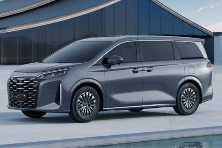 Ngoài ra, hai hốc gió cỡ lớn ở hai bên đầu xe cũng là một điểm nhấn đặc biệt của mẫu MPV này. BYD Xia tại Trung Quốc sở hữu kích thước khá đồ sộ với các số đo dài x rộng x cao lần lượt là 5.145 x 1.970 x 1.805 mm, chiều dài cơ sở 3.045 mm.