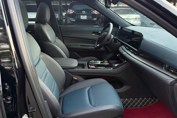 Mặc dù đã qua một năm sử dụng, chiếc xe này vẫn giữ được ngoại hình và chất lượng tốt, đi kèm với những trang bị bổ sung như cốp điện, camera hành trình và dán kính trải sàn. Với mức giá xe Ford Territory 2023 chào bán chỉ nhỉnh hơn 800 triệu đồng, mẫu xe này đang thu hút sự quan tâm của không ít khách hàng tìm kiếm một chiếc SUV sang trọng, đầy đủ tiện nghi nhưng giá cả phải chăng.