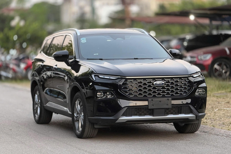 Với những đối thủ sừng sỏ như Mazda CX-5, Honda CR-V và Hyundai Tucson, Territory đã thu hút sự chú ý nhờ thiết kế bắt mắt và mức giá cạnh tranh, đặc biệt là rẻ nhất phân khúc. Là mẫu SUV đến từ Mỹ, Ford Territory sở hữu ngoại hình hiện đại, sắc sảo và nội thất tiện nghi mang lại cảm giác cao cấp không thua kém bất kỳ đối thủ nào.