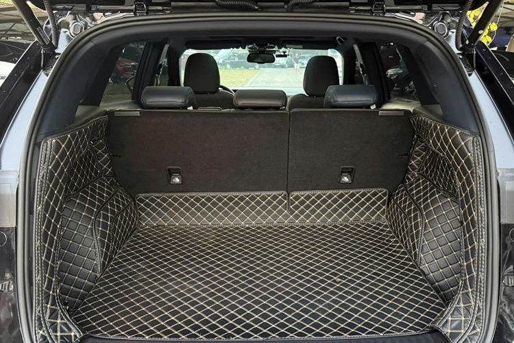 Không gian nội thất rộng rãi với 2 màn hình kết nối liền mạch: màn hình lái 7 inch và màn hình giải trí 12.3 inch, hỗ trợ kết nối không dây và đàm thoại rảnh tay.