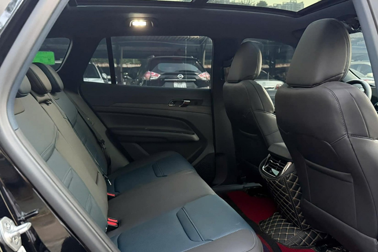 Phiên bản Ford Territory Titanium 2024 là một trong những mẫu xe cao cấp của dòng Crossover/SUV 5 chỗ với thiết kế trẻ trung và hiện đại. Dù có giá thấp hơn so với phiên bản Titanium X, Territory Titanium vẫn mang đến nhiều tiện nghi đáng giá. Mẫu xe này hiện có sẵn với 5 màu gồm đen, trắng, đỏ, bạc và nâu.