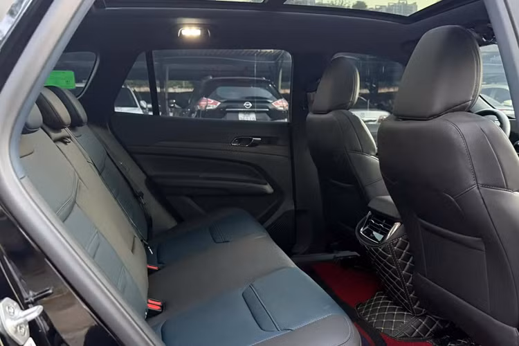 Phiên bản Ford Territory Titanium 2024 là một trong những mẫu xe cao cấp của dòng Crossover/SUV 5 chỗ với thiết kế trẻ trung và hiện đại. Dù có giá thấp hơn so với phiên bản Titanium X, Territory Titanium vẫn mang đến nhiều tiện nghi đáng giá. Mẫu xe này hiện có sẵn với 5 màu gồm đen, trắng, đỏ, bạc và nâu.