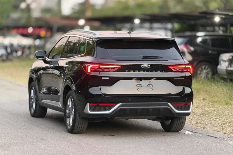 Ghế ngồi bọc da cao cấp, ghế lái có chức năng chỉnh điện 10 hướng, mang lại sự thoải mái tối đa. Phiên bản này cũng đi kèm cửa sổ trời toàn cảnh Panorama và khoang hành lý rộng 448 lít, mở rộng tới 1.442 lít khi gập ghế.