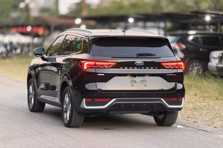 Ghế ngồi bọc da cao cấp, ghế lái có chức năng chỉnh điện 10 hướng, mang lại sự thoải mái tối đa. Phiên bản này cũng đi kèm cửa sổ trời toàn cảnh Panorama và khoang hành lý rộng 448 lít, mở rộng tới 1.442 lít khi gập ghế.