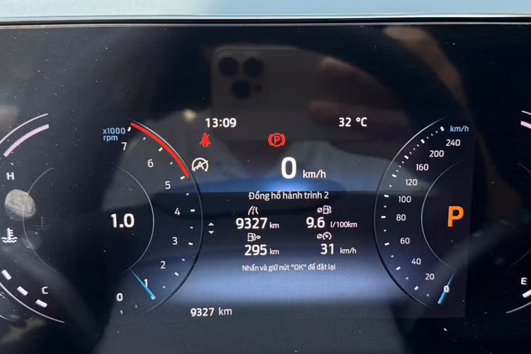 Phía trước, Ford Territory Titanium nổi bật với lưới tản nhiệt tổ ong và nắp capo mạnh mẽ, cùng đèn LED ban ngày và đèn báo rẽ thiết kế hình số 1 tạo điểm nhấn sắc nét. Thân xe sang trọng với mâm xe 18 inch cứng cáp, gương chiếu hậu tích hợp các tính năng như cảnh báo điểm mù và camera 360 độ.