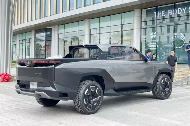 Theo đó, trên trang cá nhân của mình, chồng của hot mom Nguyễn Huỳnh Như chia sẻ hình ảnh của chiếc xe VinFast Wild đã tại Việt Nam kèm lời nhắn sale tư vấn gấp cho vợ của mình, để sớm ngày anh có thể trải nghiệm chiếc xe bán tải điện đầu tiên của Việt Nam.