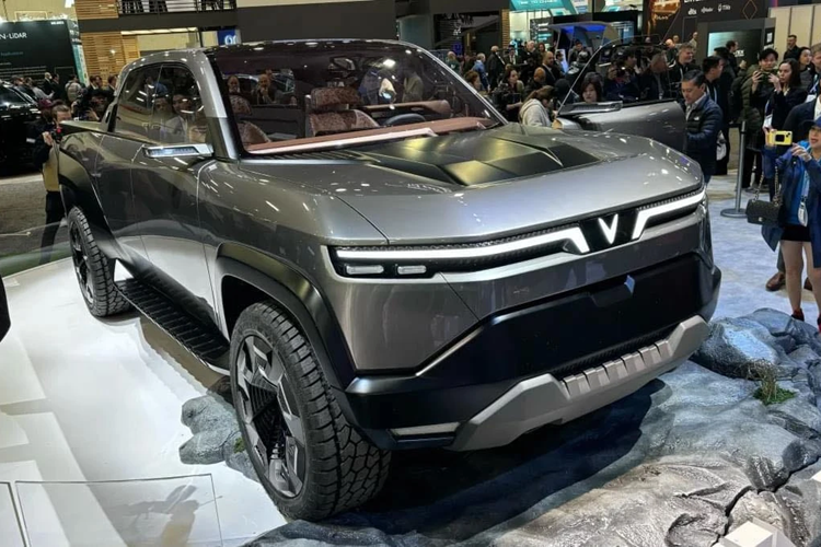 Màn hình cảm ứng trung tâm, màn hình phía trước ghế phụ lái, 2 màn hình phục vụ camera kỹ thuật số bên ngoài xe, 2 màn hình tích hợp vào núm xoay chỉnh điều hòa, 2 màn hình gối để hành khách phía sau giải trí và màn hình tích hợp vào bệ tì tay trung tâm của hàng ghế trước.