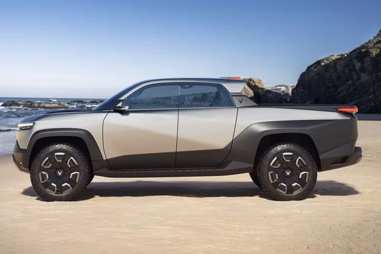 Được biết trước đó 3 tuần, 2 vợ chồng của đại gia Nguyễn Huỳnh Như cũng đã sắm cho mình chiếc xe SUV hạng sang Mercedes-AMG G63, và còn chi thêm tiền để độ lên gói body kit của Top Cars. Được biết, VinFast Wild hiện mới chỉ dừng ở mức xe concept, chưa được đưa lên dây chuyền sản xuất thương mại.