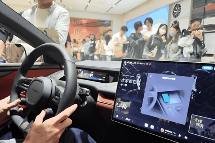 Theo tuyên bố chính thức của Xiaomi, khách hàng đặt hàng trước ngày 30/4 sẽ được nâng cấp miễn phí. Điều này bao gồm một tủ lạnh, hệ thống giải trí Dolby Atmos 25 loa, ghế da Nappa và Xiaomi Pilot Pro tổng trị giá 34.000 nhân dân tệ (4.700 USD).