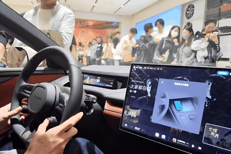 Theo tuyên bố chính thức của Xiaomi, khách hàng đặt hàng trước ngày 30/4 sẽ được nâng cấp miễn phí. Điều này bao gồm một tủ lạnh, hệ thống giải trí Dolby Atmos 25 loa, ghế da Nappa và Xiaomi Pilot Pro tổng trị giá 34.000 nhân dân tệ (4.700 USD).