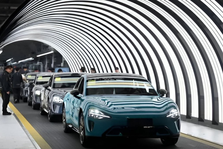 Xiaomi hợp tác với BAIC để sản xuất SU7 tại nhà máy mới ở Bắc Kinh Công ty con của BAIC chịu trách nhiệm lắp ráp SU7. Nhà máy mới của Xiaomi được hoàn thành vào tháng 6 năm ngoái. Quá trình sản xuất thử nghiệm SU7 bắt đầu vào tháng 12/2023.