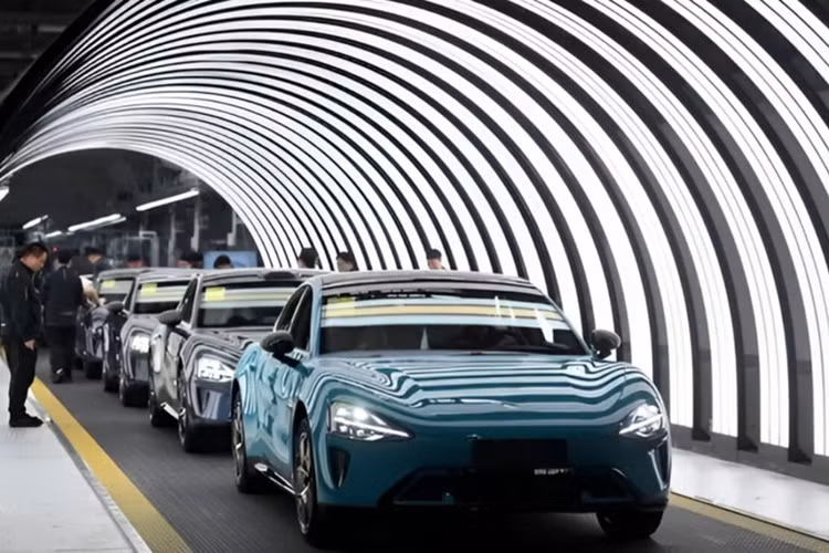 Xiaomi hợp tác với BAIC để sản xuất SU7 tại nhà máy mới ở Bắc Kinh Công ty con của BAIC chịu trách nhiệm lắp ráp SU7. Nhà máy mới của Xiaomi được hoàn thành vào tháng 6 năm ngoái. Quá trình sản xuất thử nghiệm SU7 bắt đầu vào tháng 12/2023.