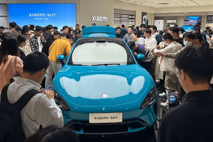 Xiaomi SU7 Max 2024 mới có động cơ kép, sản sinh công suất 663 mã lực. Nó được cung cấp năng lượng bởi pin Qilin 101 kWh của CATL, cung cấp phạm vi CLTC 800 km. Với kích thước 4997/1963/1440 mm và chiều dài cơ sở 3.000 mm.