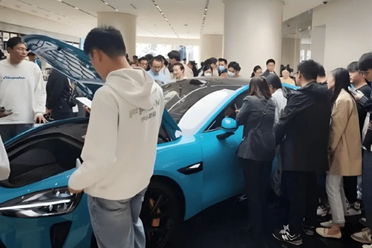 Tiền đặt cọc đóng vai trò như một sự đảm bảo. Có một thời gian ân hạn, trong đó tiền đặt cọc có thể được hoàn trả trong vòng 7 ngày. Sau 7 ngày, cấu hình xe sẽ bị khóa và xe sẽ đi vào sản xuất. Không có nhà sản xuất ôtô nào khác cung cấp thời gian ân hạn để hoàn lại tiền như vậy.