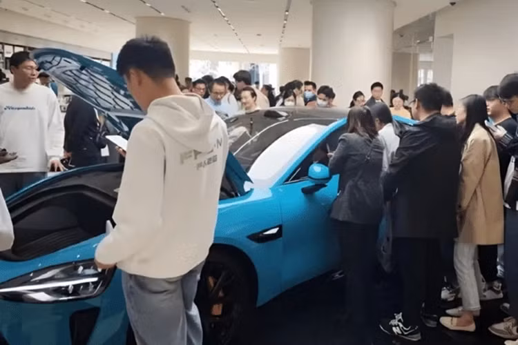 Tiền đặt cọc đóng vai trò như một sự đảm bảo. Có một thời gian ân hạn, trong đó tiền đặt cọc có thể được hoàn trả trong vòng 7 ngày. Sau 7 ngày, cấu hình xe sẽ bị khóa và xe sẽ đi vào sản xuất. Không có nhà sản xuất ôtô nào khác cung cấp thời gian ân hạn để hoàn lại tiền như vậy.