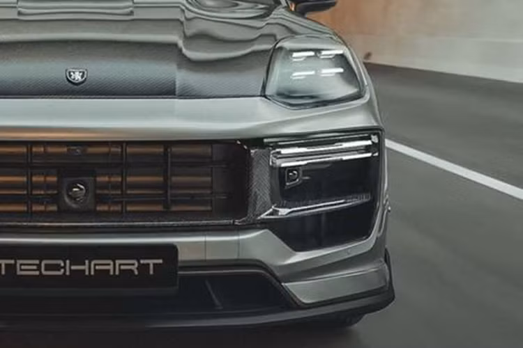 Thứ nhất là động cơ 3.0 V6 trên Cayenne tiêu chuẩn, công suất 348 mã lực, mô-men xoắn cực đại 500 Nm, tăng 12 mã lực và tăng 50 Nm so với trước. Động cơ 4.0 V8 tăng áp kép lắp trên Cayenne S sản sinh công suất 467 mã lực, mô-men xoắn cực đại 600 Nm, tăng 33 mã lực và tăng 50 Nm so với bản cũ.