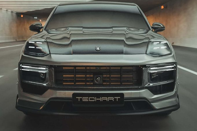 Ở phía sau, TechArt độ Porsche Cayenne 2024 thêm một cảnh gió làm từ sợi carbon đặt trên cửa cốp. Bên cạnh đó, xe cũng có bộ mâm mới và ông xả thể thao, mang lại âm thanh uy lực và mạnh mẽ hơn.