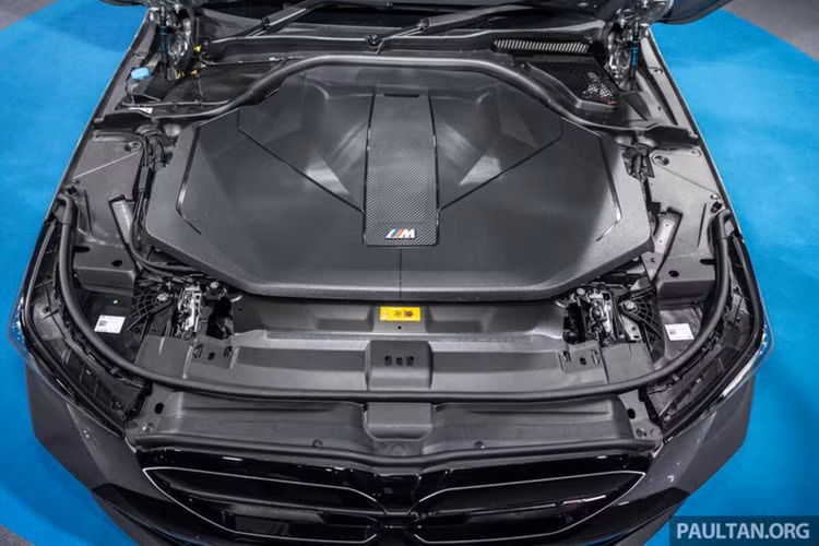 Cung cấp năng lượng cho hệ truyền động của i5 M60 xDrive là bộ pin 83,9 kWh cho phạm vi hoạt động khoảng 455-516 km theo tiêu chuẩn thử nghiệm WLTP. Xe được trang bị sạc nhanh DC, có thể tăng dung lượng pin lên 80% trong 34 phút hoặc sạc 10 phút đi được thêm 156 km.