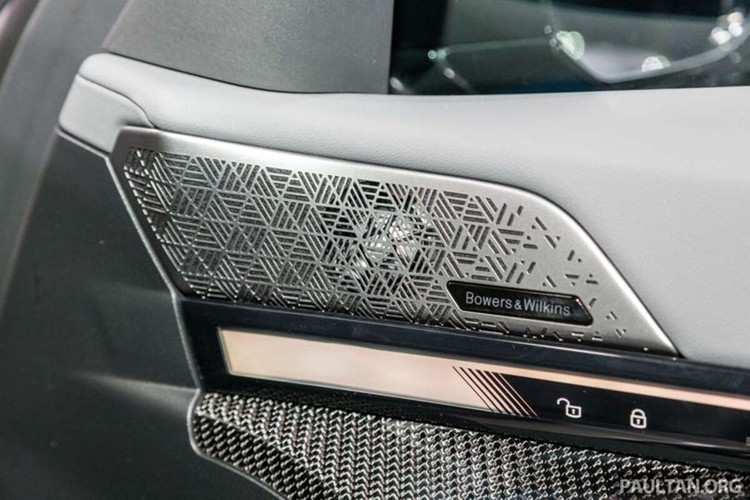 Cabin của i5 M60 xDrive trang bị màn hình đồng hồ kỹ thuật số 12,3 inch với màn hình hiển thị head-up, cùng với màn hình cảm ứng thông tin giải trí 14,9 inch tích hợp Apple CarPlay và Android Auto không dây. Đi kèm với đó là hệ thống âm thanh 18 loa Bowers &amp; Wilkins, công suất 655W.