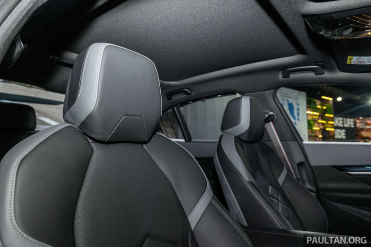 Đèn pha LED thích ứng M Shadow Line màu đen, đèn hậu tối màu và cánh lướt gió trên nắp cốp. Đi kèm bới với đó là bộ mâm hợp kim hai tông màu 21 inch phong cách BMW Personal 954, tích hợp phanh M Sport với kẹp phanh màu đỏ.