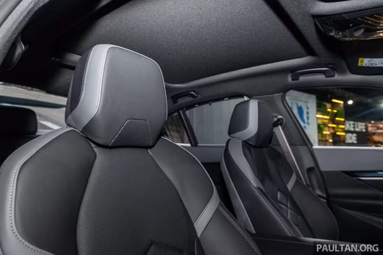 Đèn pha LED thích ứng M Shadow Line màu đen, đèn hậu tối màu và cánh lướt gió trên nắp cốp. Đi kèm bới với đó là bộ mâm hợp kim hai tông màu 21 inch phong cách BMW Personal 954, tích hợp phanh M Sport với kẹp phanh màu đỏ.