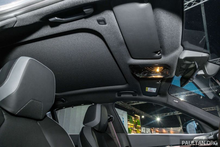 Bộ tính năng an toàn chủ động trên i5 M60 xDrive bao gồm gói Driving Assistant Professional với phanh khẩn cấp tự động, kiểm soát khoảng cách với tính năng dừng và đi, hỗ trợ tập trung làn đường, nhận dạng biển báo giao thông, giám sát điểm mù với tính năng ngăn va chạm