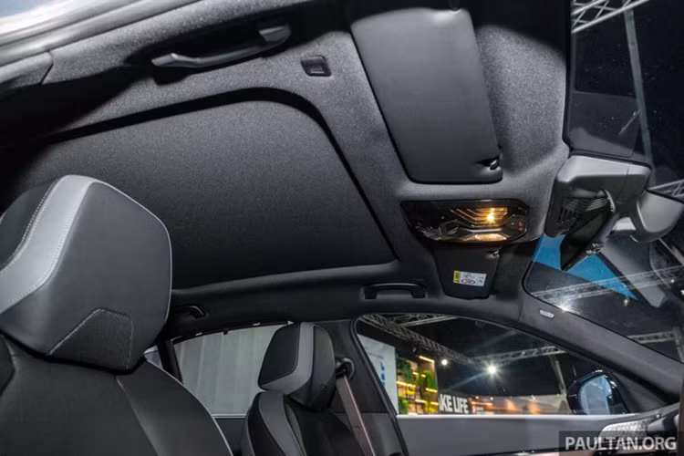 Bộ tính năng an toàn chủ động trên i5 M60 xDrive bao gồm gói Driving Assistant Professional với phanh khẩn cấp tự động, kiểm soát khoảng cách với tính năng dừng và đi, hỗ trợ tập trung làn đường, nhận dạng biển báo giao thông, giám sát điểm mù với tính năng ngăn va chạm